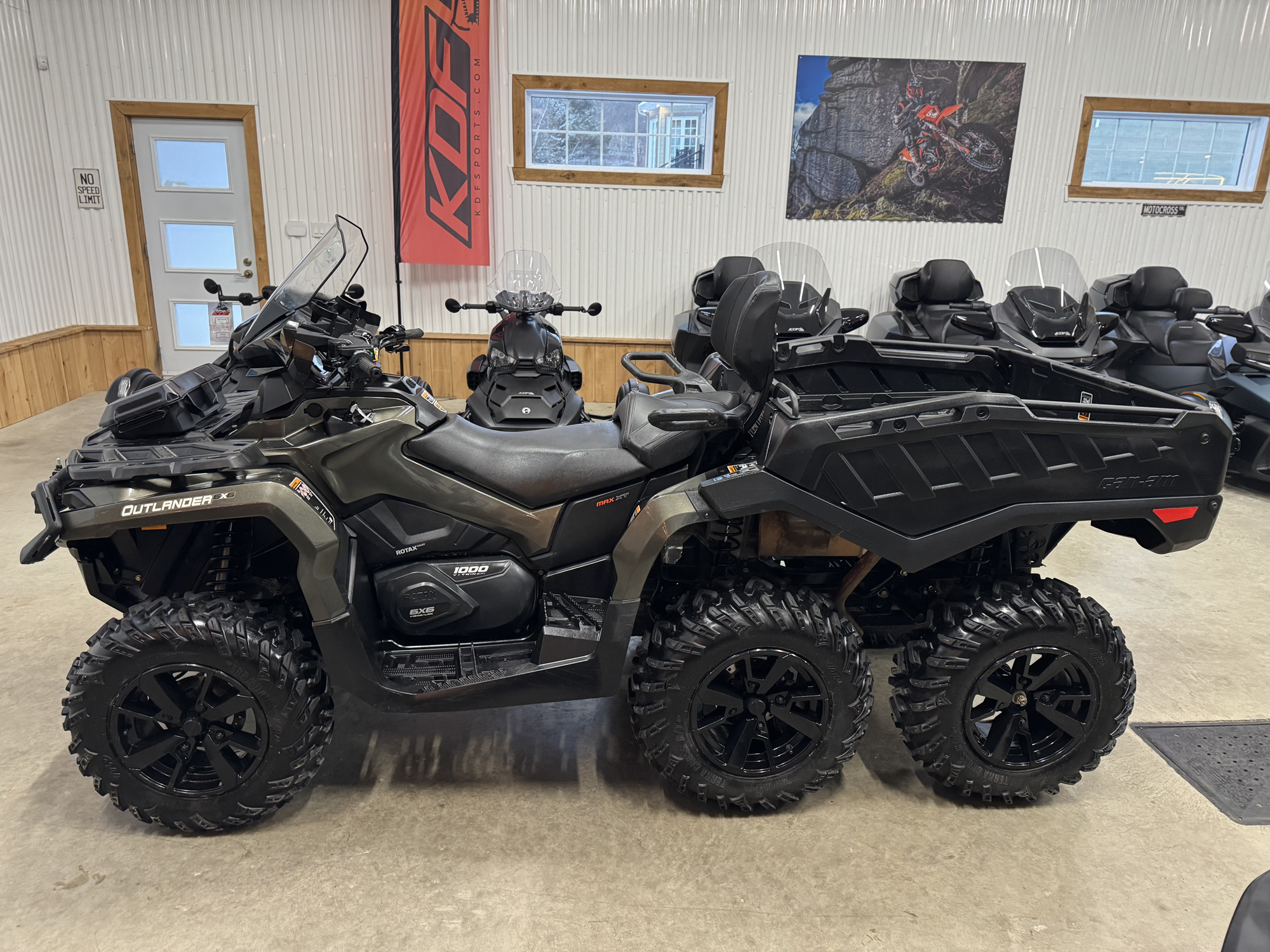 #25169 Can-Am Outlander Max XT 1000 6x6 2023 www.KDFsports.com JOLIETTE
