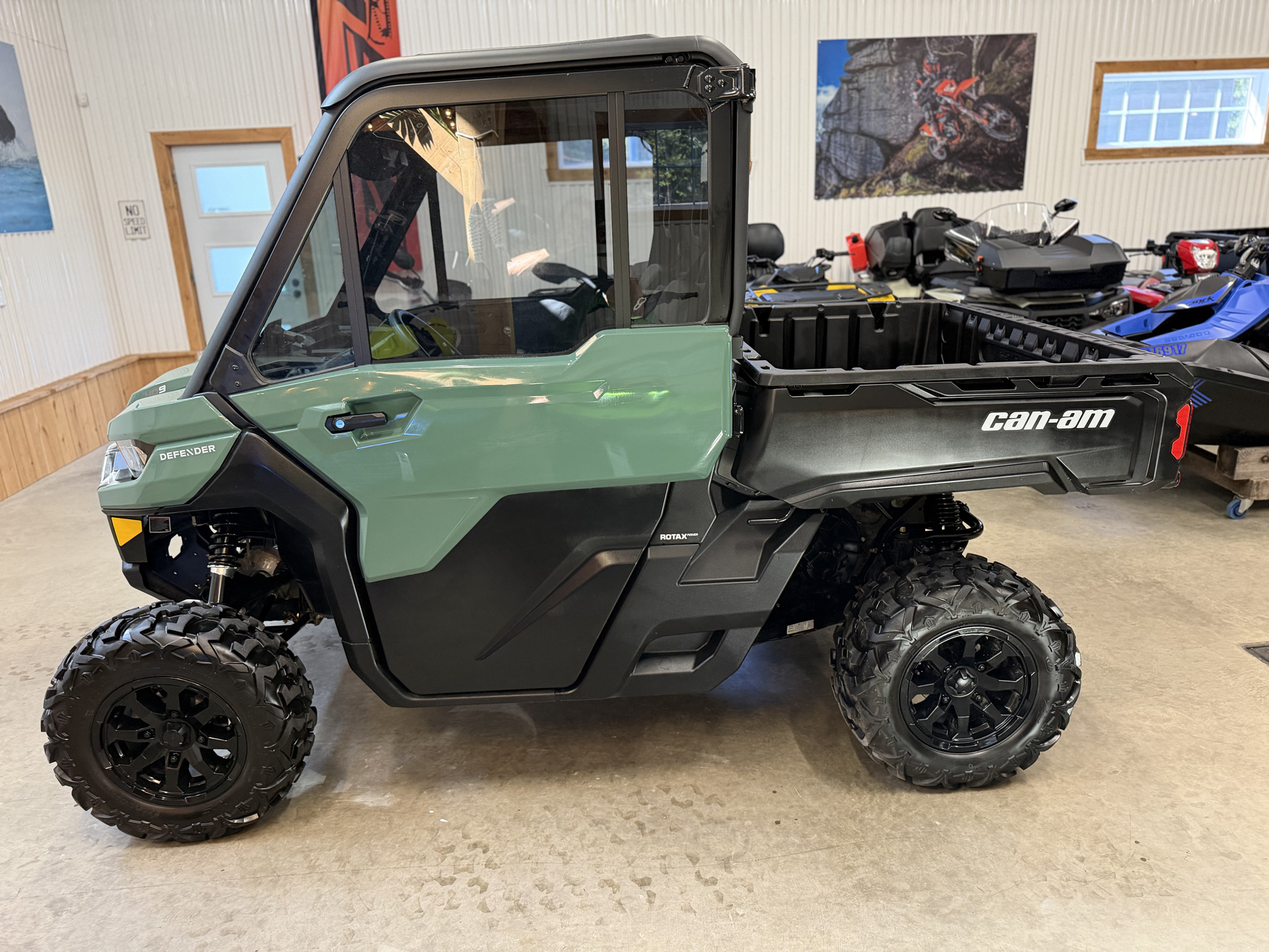 #26158 Can-Am Defender HD9 CAB DPS 2025 www.KDFsports.com JOLIETTE